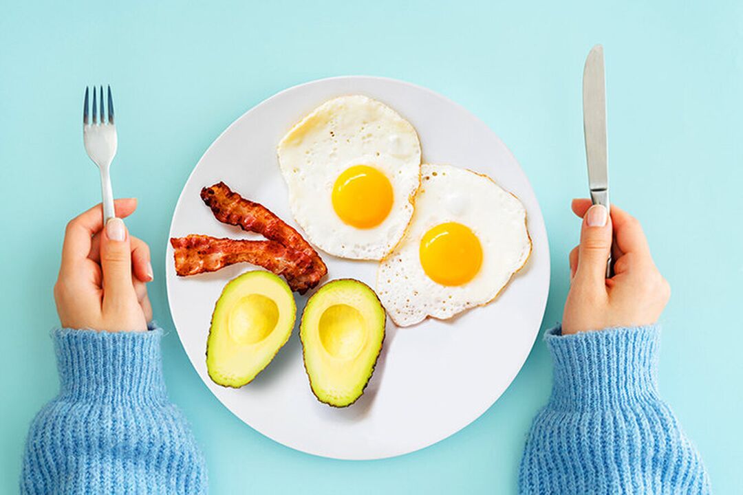 Ideālas brokastis keto diētas ēdienkartē – olas ar bekonu un avokado